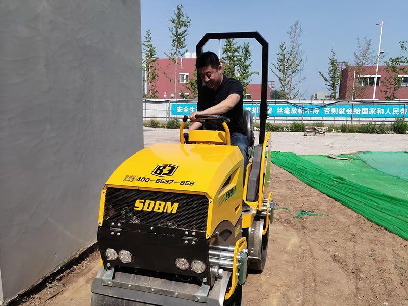 座駕振動壓路機(jī)在惡劣環(huán)境下如何工作？