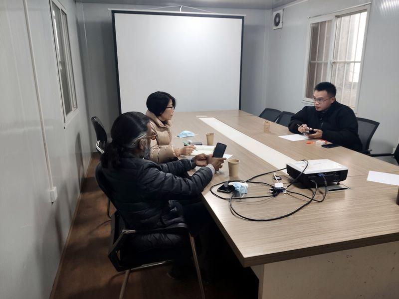 國(guó)外客戶來我廠考察，試駕奔馬小型壓路機(jī)