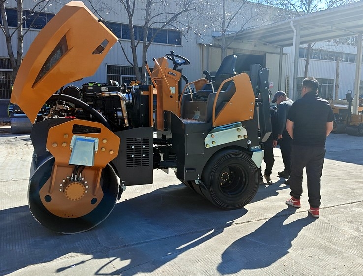 3月18日，哈薩克斯坦客戶來(lái)廠體驗(yàn)考察5噸膠輪壓路機(jī)