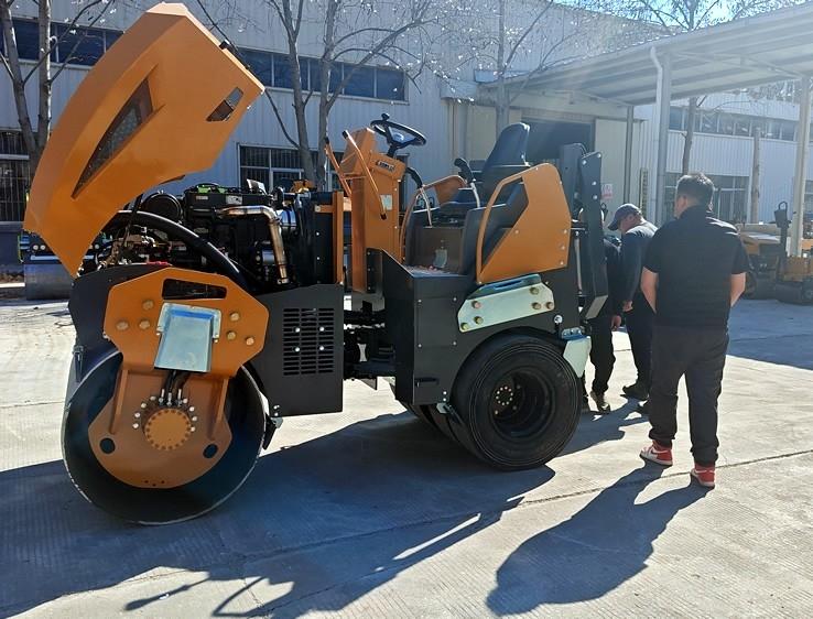3月18日，哈薩克斯坦客戶來廠體驗考察5噸膠輪壓路機
